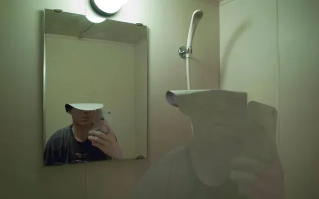 婚房装修时，老婆在角落里加了一个暗门，说是养狗用的，我怎么觉得不对劲？