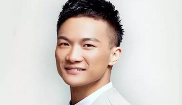 周深|平时不听乐队只听流行歌，循环播放很多次，周深表达过分耀眼的星