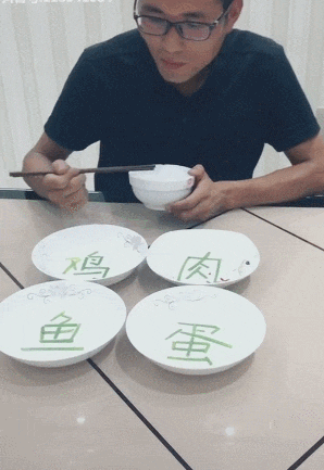 格纹 “阿姨说这两瓶酒喝了这些钱都归我，总感觉阿姨眼神怪怪的”哈哈哈