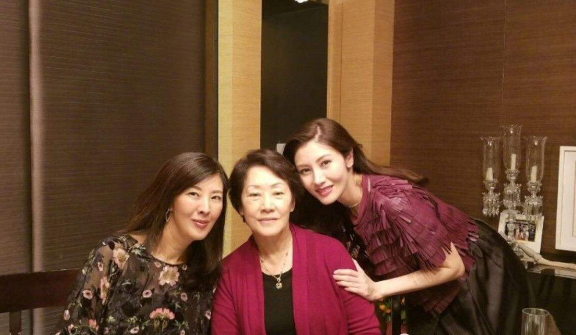 叶一茜|娱乐圈最“难缠”几位婆婆,儿媳跪地斟茶,验孙子DNA,出行像皇太后!