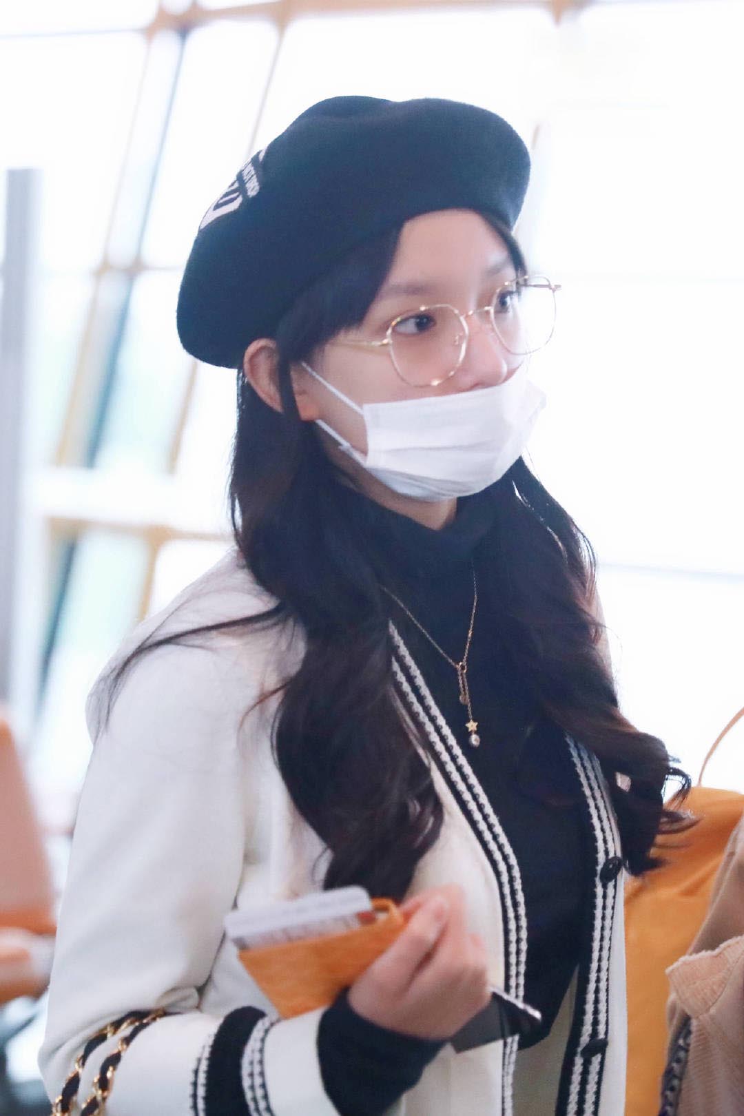 「穿衣搭配」程潇《天醒之路》开播，机场私服黑白搭配，心情好颜值也提高不少