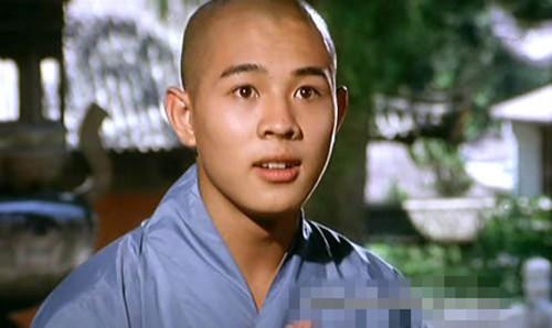 李连杰|他是《少林寺》原定男主角，演到一半被替换成李连杰，至今意难平