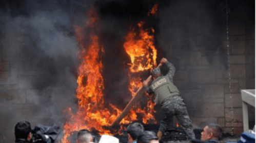 [美国]8千人火烧美国大使馆，要求白宫血债血偿，萨达姆预言果然成真