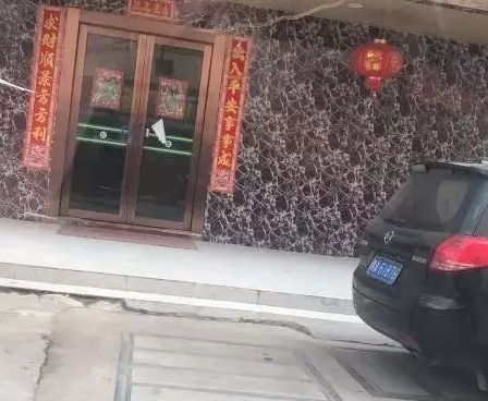 「迪丽热巴」广州一足疗妹神似当红女星，硬是被网友给“宣传”关门了，真是欲哭无泪