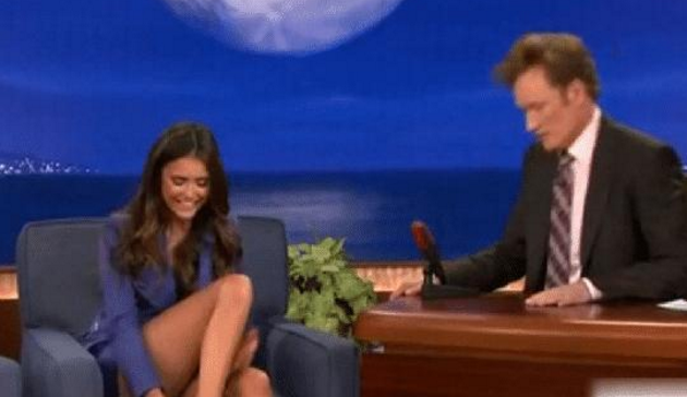 ##国外综艺脱口秀，自首位女嘉宾走红“抬腿坐姿”后，竟成了“共识”？