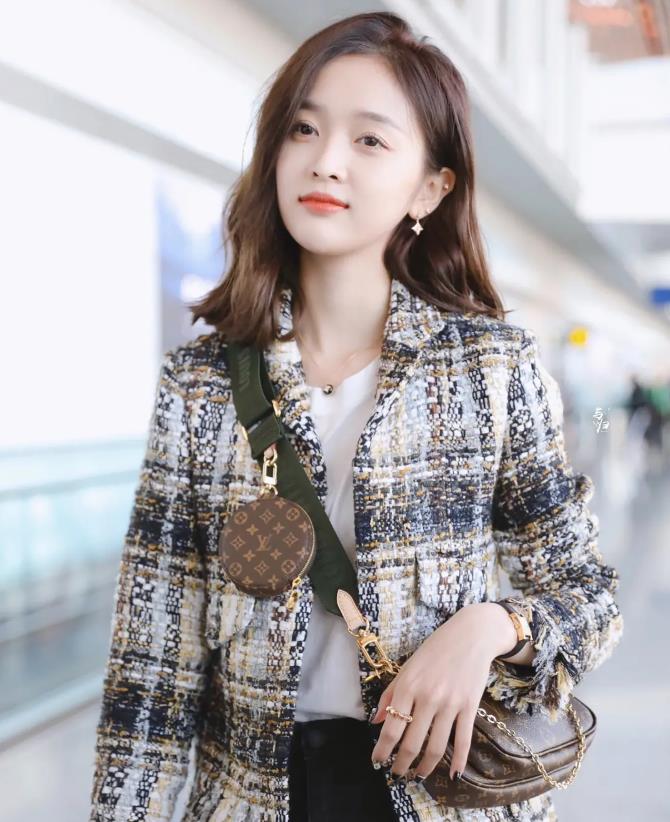 娱乐圈|混不好就回家继承家产的女星，图1还在硬撑，图3已被拖回家