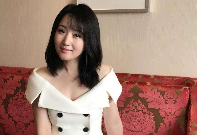 杨钰莹@48岁杨钰莹为何嫁不出去？看完这些照片后，网友：换我，我也不娶