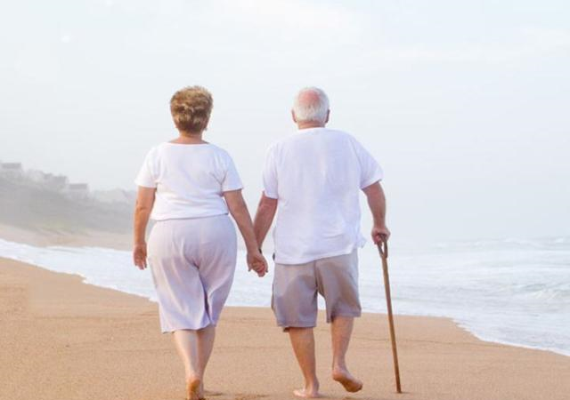 57歲女人：退休工資兩千多，找瞭後老伴，越來越幸福-圖2