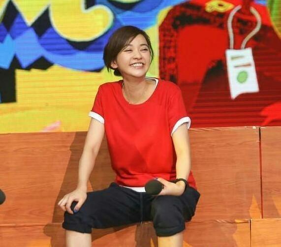 赵丽颖|女明星们的坐姿: 唐嫣高贵, 王丽坤像仙女, 赵丽颖才是亮点