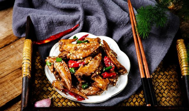 食材：鸡肉这样做，既别致又好吃，做法超简单，老爸老妈特别爱吃