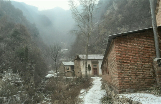 寺庙|我国最险峻的山,惊险程度堪比华山,更是用纯铁打造庙顶