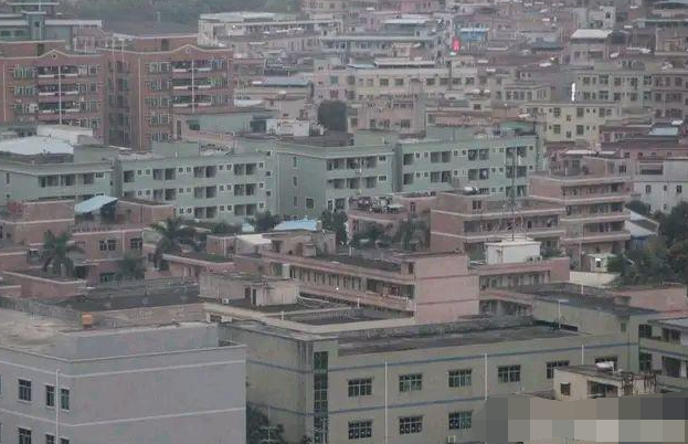 东莞城中村遍布“荒废”出租屋，租金2百元不到：看看网友怎么说