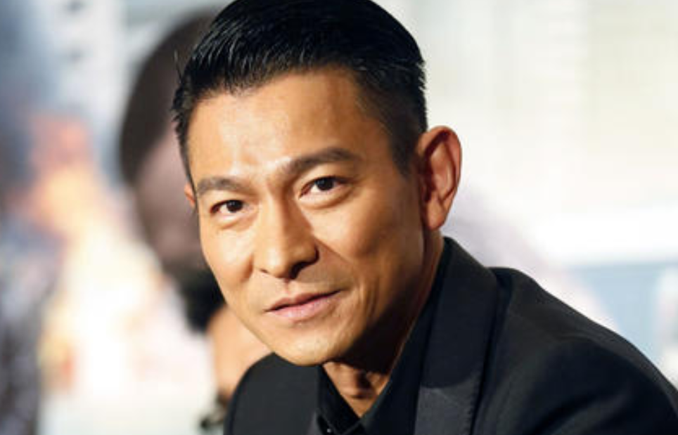 「演唱会」他是歌坛巨星， 演唱会彩排当晚遗憾去世了，粉丝们仍坚决不退票