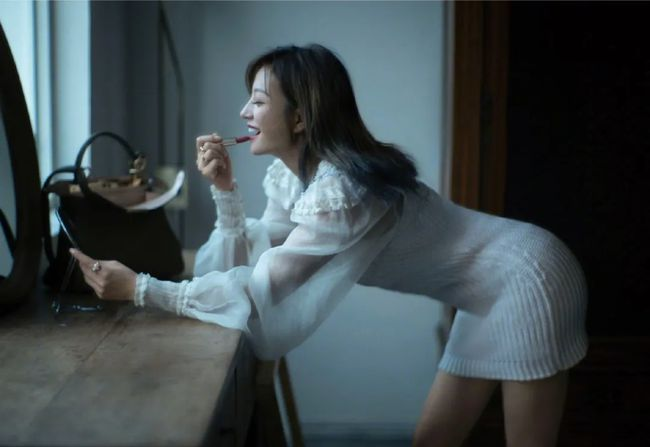 赵薇|44岁赵薇“整容式”复出，碾压“5亿天价腿精”：躲过岁月的女人