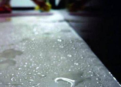 『』为啥越来越多家庭不乐意“全屋贴瓷砖”？过来人：只当花钱买教训