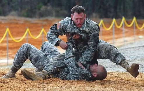 『美军』解放军能不能单挑赢美国大兵?美军:身板太瘦,不是对手