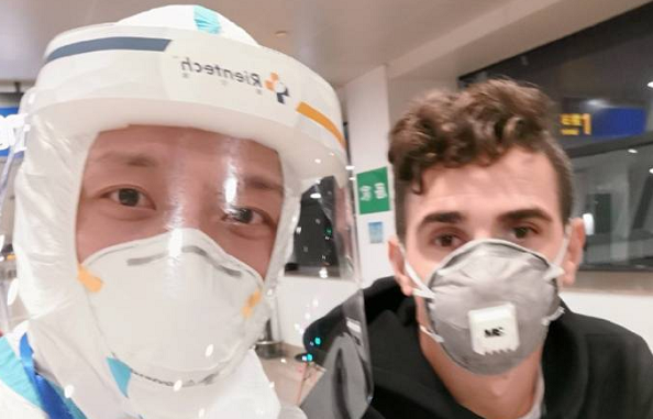 迈克·泰森：上港三外援压哨入境！临时包机+时速1000公里/小时，23点49分抵达