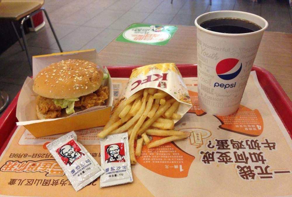 餐厅:吃肯德基时餐具上总垫一张纸,餐厅服务员:很多人“不懂装懂”