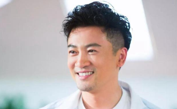 苏有朋|苏有朋结婚10多年，妻子少有露面，结婚照曝光如此惊艳