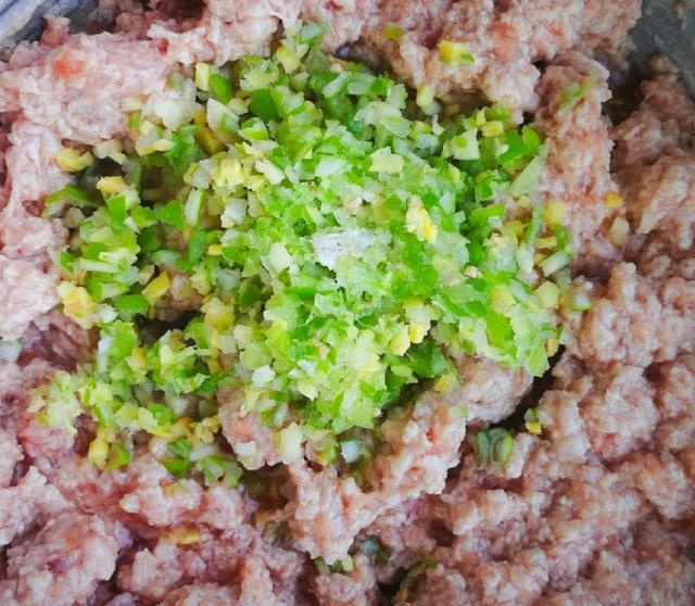 |炸肉丸，注意这几点，外酥里嫩，没腥味