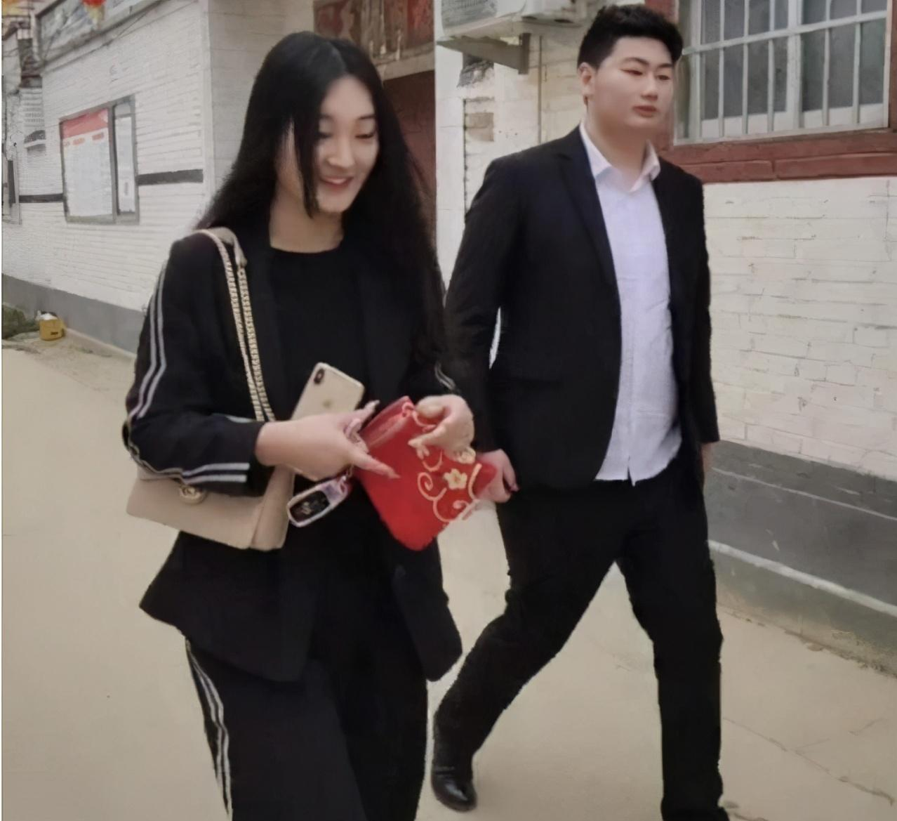 朱之文|网友吐槽朱之文儿媳“吃相太难看”，看到一场直播收入时，都酸了！