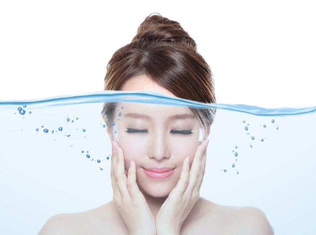 「保湿」改善皮肤环境得用心，4种常见保湿类护肤品要会用，作用都不一样