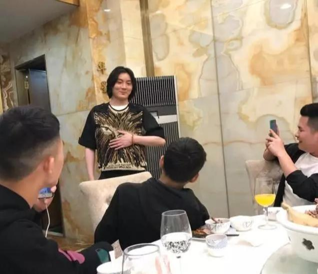 「张大仙」张大仙玩铁粉账号，被铭文页的6个字感动，随后霸气充值6868点券