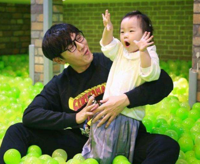 秦昊|曾5年夺得4次影帝, 后娶大10岁二婚老婆, 今女儿颜值一言难尽