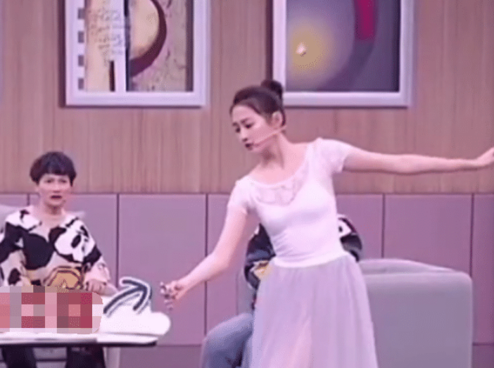 『关晓彤』关晓彤只顾着跳舞，但忘了镜头存在，连花花都为她捏把汗