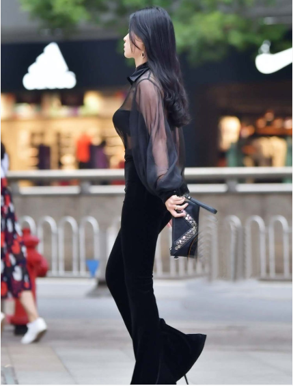 穿衣搭配|黑色薄纱套装搭配喇叭裤，高贵优雅，尽显职场女神范