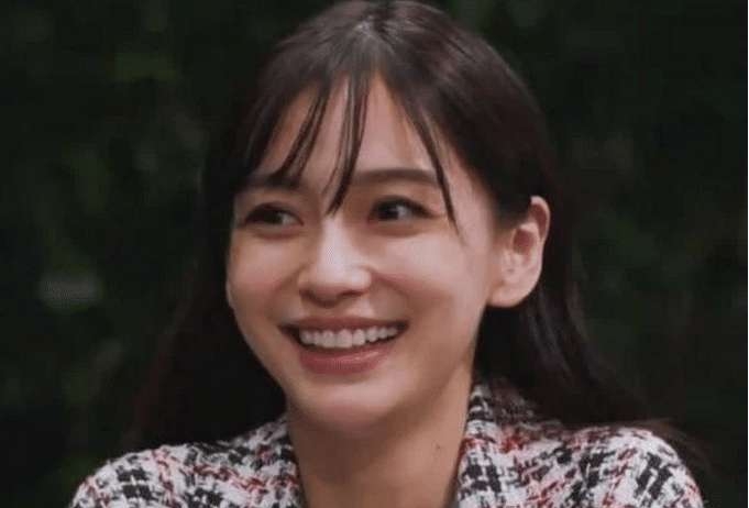 Angelababy■“整容脸”经不住考验？黄磊给杨颖拍照，直男角度暴露真实颜值！