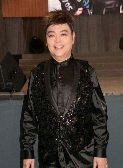 演唱会|66岁香港歌星病魔缠身4年无法行走，倾家荡产靠7位艺人出钱救命