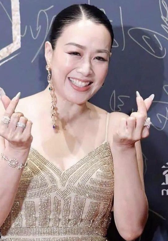 钟丽缇|钟丽缇也“装”不住了，未修图曝光没法看，大妈年纪太真实了