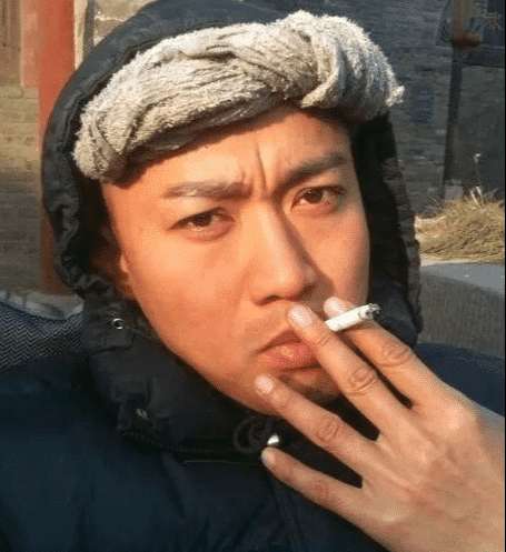 综艺节目|他上《跑男》很克制!烟瘾犯后猛喝牛奶被看穿?只能无奈尬演