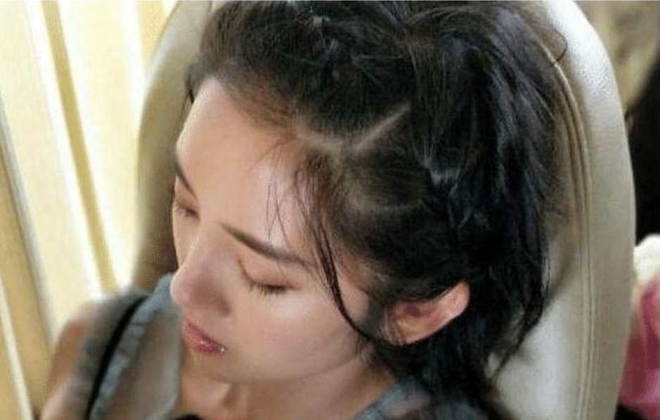 @原来“睡觉戏”都是这么拍的，看到演员的表情，这才叫演技！