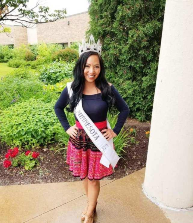 「美国」跪杀黑人的警察妻子曝光正脸！当过选美冠军！坚称丈夫是绅士！