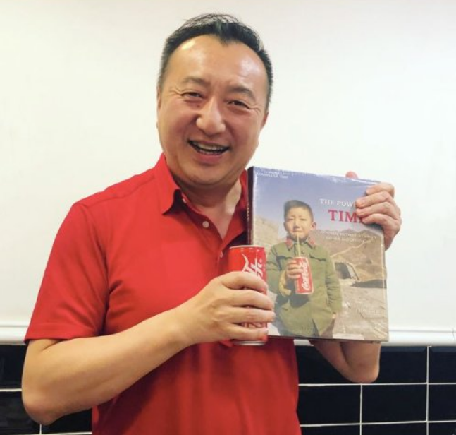 颜夕趣史|?40年前，那个站在长城喝可乐的小男孩，他后来如何了？