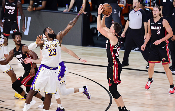 阿塞拜疆|8次失误创纪录!詹姆斯表示承担全部责任,盛赞巴特勒,为浓眉开脱