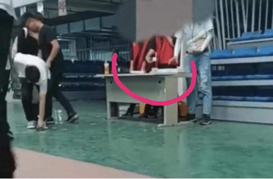 时间要闻|离职员工扒皮江苏扔工牌公司：有责任推脱给员工，一顿饭全素要8块