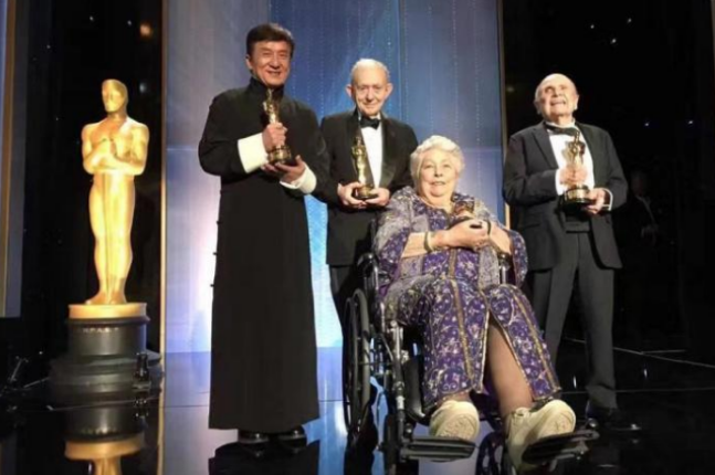 杰森·斯坦森|成龙在国内无人敢惹，在国际地位怎样？看杰森斯坦森态度你就懂了