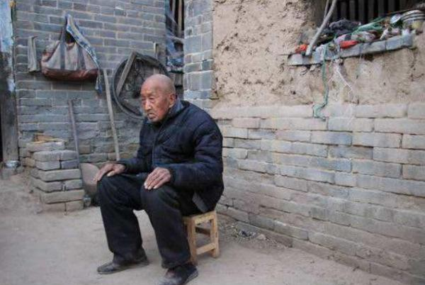 颜夕趣史|捡破烂老人1.8万积蓄被偷,报案时身份被查,惊动了高层领导