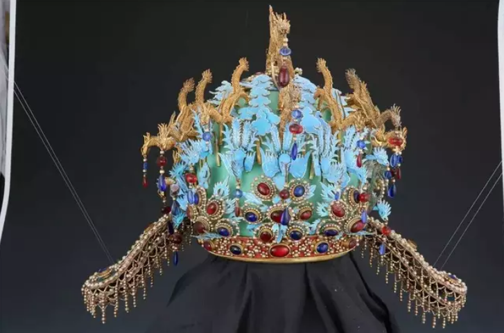 颜夕趣史|农村大妈去参加鉴宝，头戴凤冠上台，专家：赶紧给摘下来