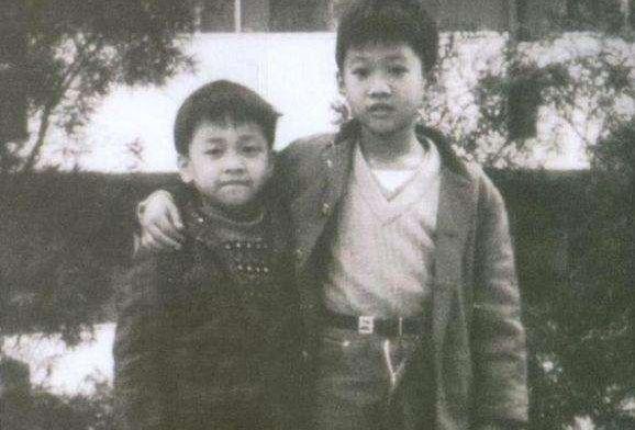 黄家驹@1993年,他拽着黄家驹摔下3米舞台,黄家驹身亡他却红得如日中天