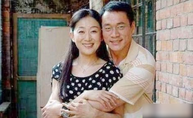 马伊琍|56岁单身未嫁，和哥哥约定不婚，如今兄妹俩承诺相伴终老