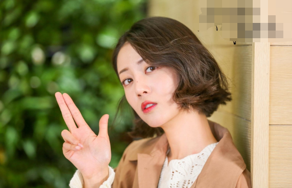 杨幂|正当红时和杨幂解约，本以为能闯出自己的一片天，现沦落到卖洗发水！