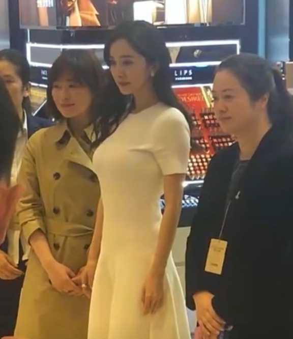 『杨幂』杨幂的“精修图”太假了? 路人拍下她的生图, 不敢相信自己的眼睛