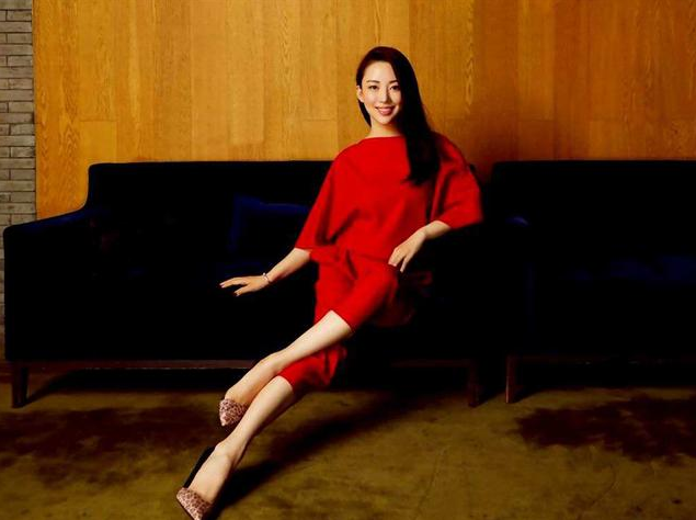 『潘晓婷』为何潘晓婷年近40还没结婚？看看她洗完澡的自拍，你敢追她吗？