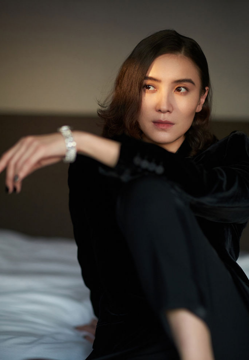 宋佳|宋佳现身新作首映礼，气质高贵优雅，网友：确定有40岁了吗？