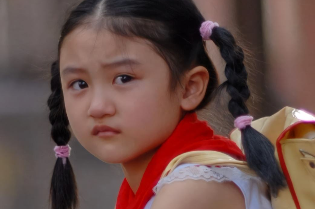 成龙|因长得漂亮，被成龙抱在怀中，6岁就登上春晚，现在“长残”变成这样