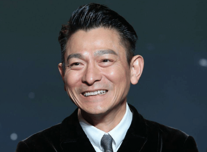 「刘德华」帮刘德华还4千万债务，晚年被子女啃老到破产，今被华仔宠上天
